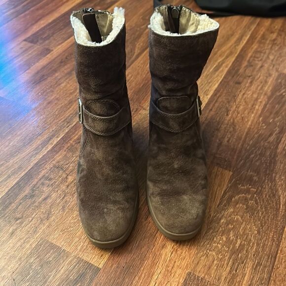 Ugg boots size 9  - Picture 4 of 13